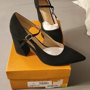 NIB Unisa black pointed toe block heels